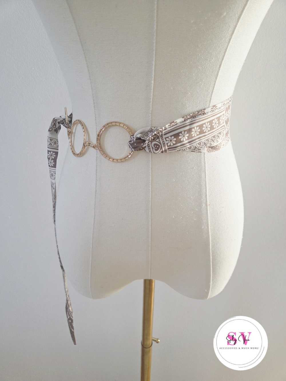 Beige and white paisley print belt with gold accents